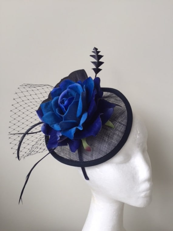 Neue Atemberaubende Marine Fascinator Mit Blauen Samt Blume, Federn Und Seide Abaca von CanteringDesigns