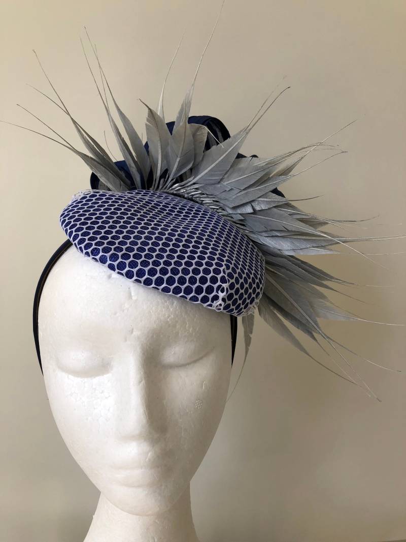 Neue Blaue Und Graue Fascinator Mit Seidenfedern Auf Einem Stirnband Neue Blaue Und Graue Fascinator Mit Seidenfedern Auf Einem Stirnband von CanteringDesigns