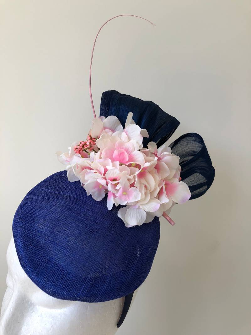Neue Kobaltblaue Fascinator Mit Hydranger Blumen Und Feder Auf Einem Stirnband von CanteringDesigns