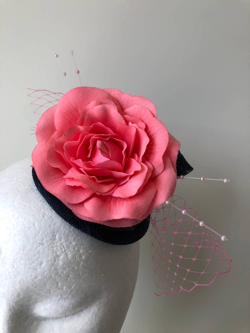 Neue Marine Fascinator Mit Korallen Blume, Rosa Netting Und Perlen. Süße Auf Neue Marine Fascinator Mit Korallen Blume, Rosa Netting Und Perlen. Süße Auf von CanteringDesigns