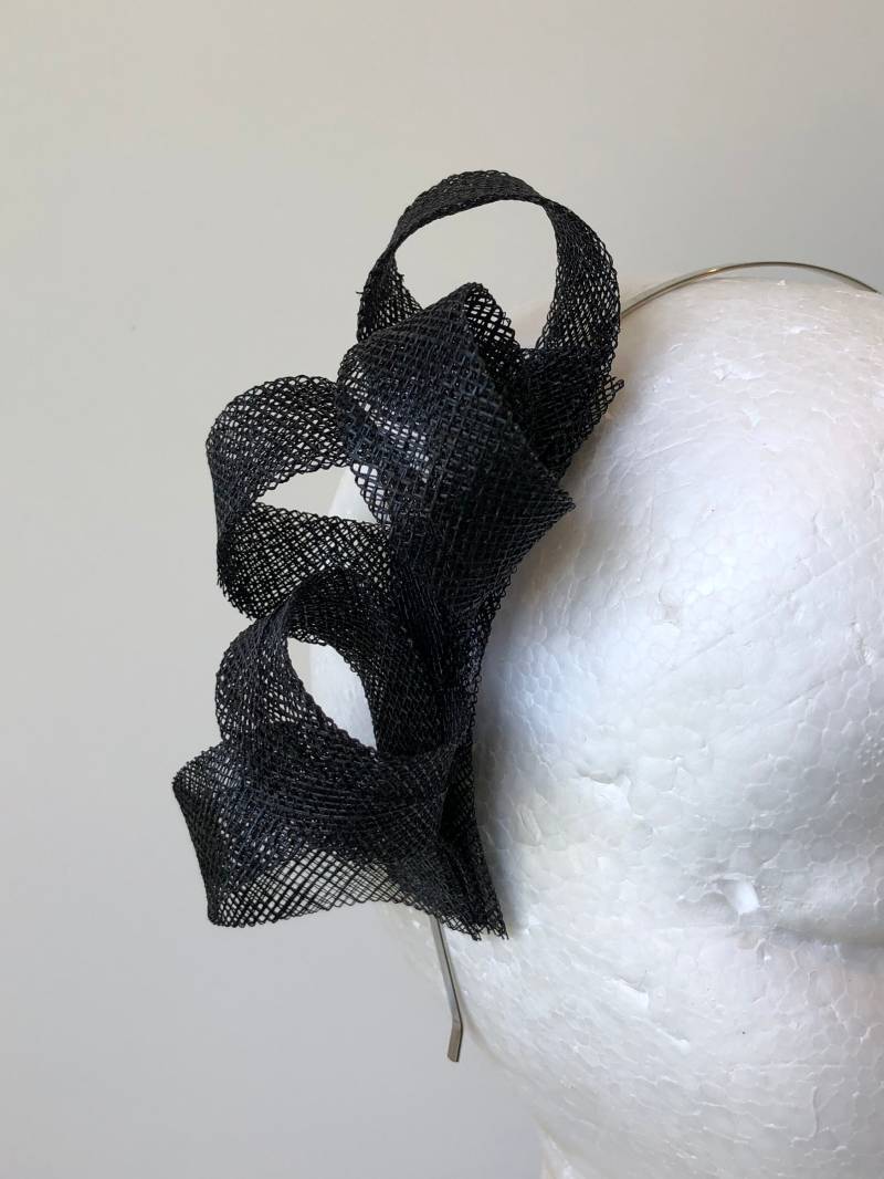 Neuen Schwarzen Sinamay Schleife Fascinator Auf Ein Stirnband Neuen Schwarzen Sinamay Schleife Fascinator Auf Ein Stirnband von CanteringDesigns