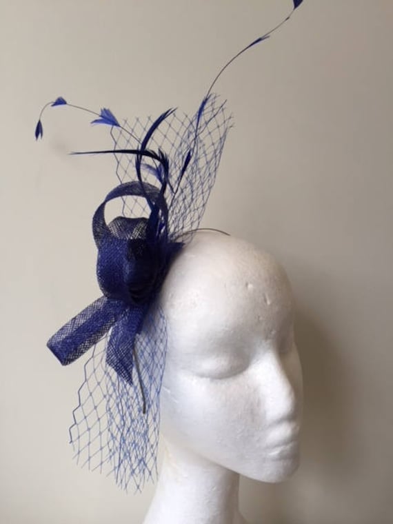Neuer Blauer Loop, Netzgeflecht Und Gefiederter Fascinator Auf Einem Haarreif. Traumhaft An von CanteringDesigns