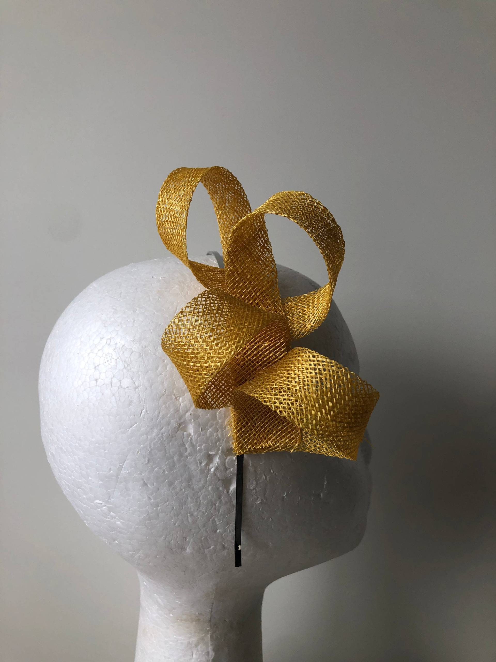 Neuer Gelber Loop Fascinator Auf Einem Silberfarbenen Metall Haarreif von CanteringDesigns