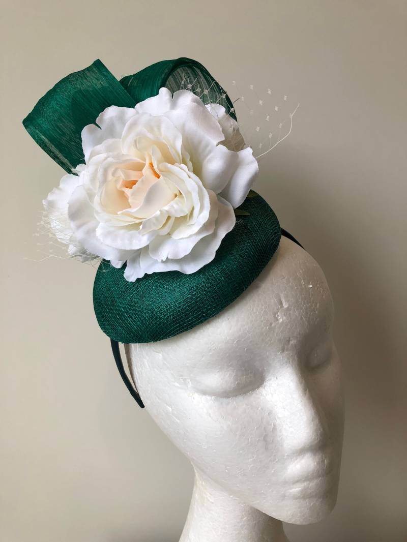 Neuer Grüner Fascinator Mit Abaca-Schleifen Aus Seide, Blumen Und Netzstoff. Auf Bestellung Neuer Grüner Fascinator Mit Abaca-Schleifen Aus Seide, Blumen Und Netzstoff. Auf Bestellung von CanteringDesigns