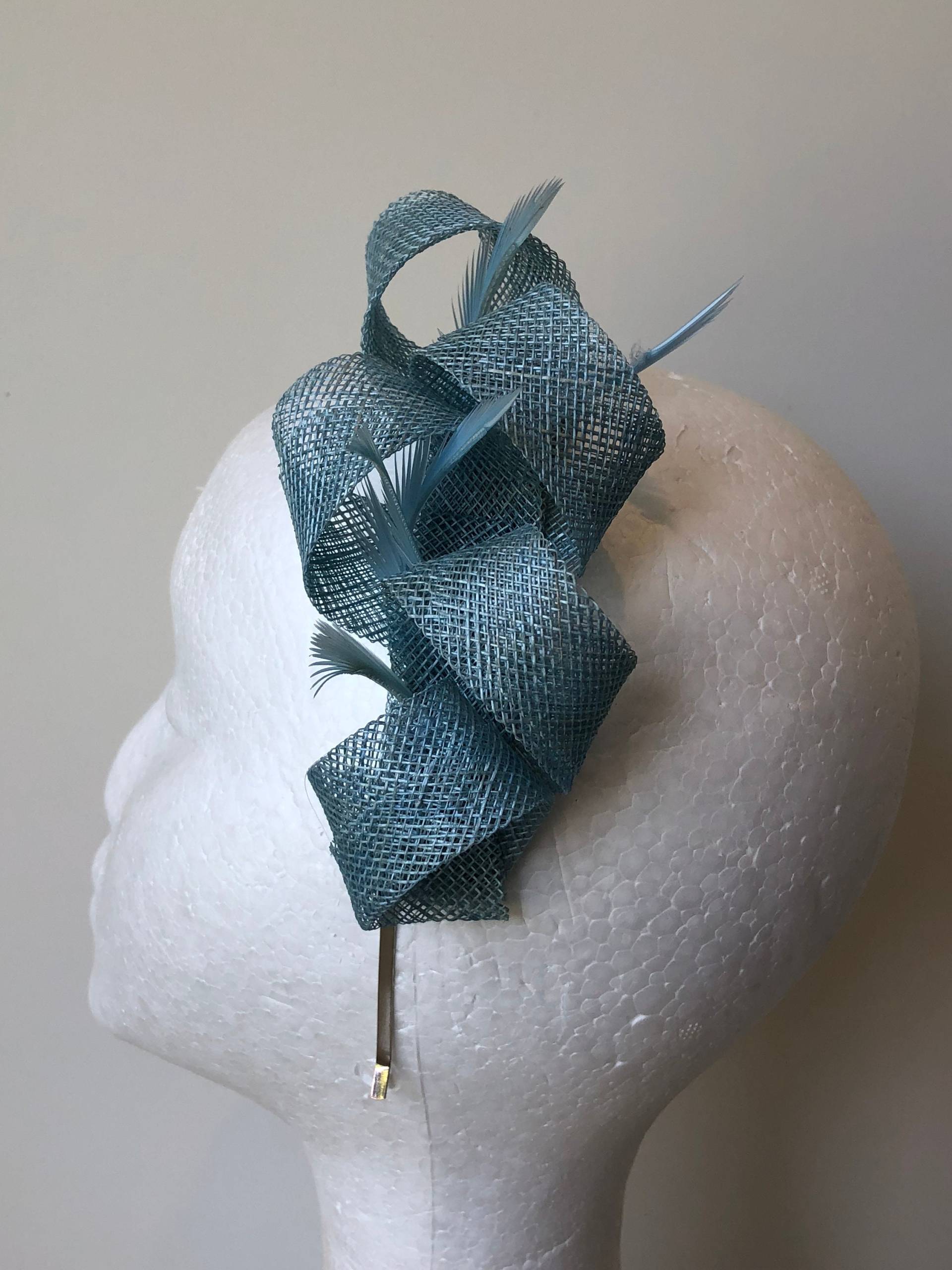 Neuer Hell Blauer Sinamay Loop Fascinator Mit Federn Auf Metall Haarreif Neuer Hell Blauer Sinamay Loop Fascinator Mit Federn Auf Metall Haarreif von CanteringDesigns