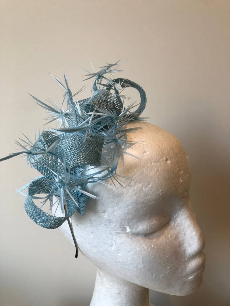 Neuer Hellblauer Loop Fascinator Mit Biot Federn Auf Einem Silbernen Haarreif Auf Bestellung Neuer Hellblauer Loop Fascinator Mit Biot Federn Auf Einem Silbernen Haarreif Auf Bestellung von CanteringDesigns