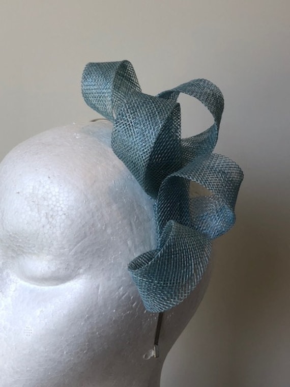 Neuer Hellblauer Sinamay Loop Fascinator Auf Einem Haarreif Neuer Hellblauer Sinamay Loop Fascinator Auf Einem Haarreif von CanteringDesigns