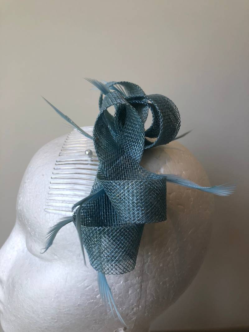 Neuer Hellblauer Sinamay Loop Fascinator Auf Klarem Kamm Mit Federn von CanteringDesigns