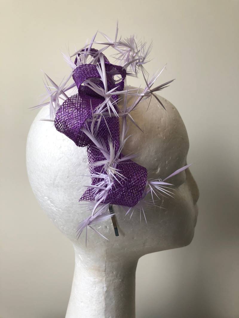 Neuer Lila Sinamay Loop Fascinator Mit Fliederfarbenen Biot Federn Auf Einem Silberfarbenen Metall Haarreif Neuer Lila Sinamay Loop Fascinator Mit Fliederfarbenen Biot Federn Auf Einem Silberfarbenen Metall Haarreif von CanteringDesigns