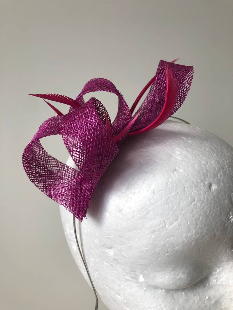 Neuer Magenta/Lila Loop Fascinator Mit Biot Federn Auf Einem Silbernen Haarreif von CanteringDesigns