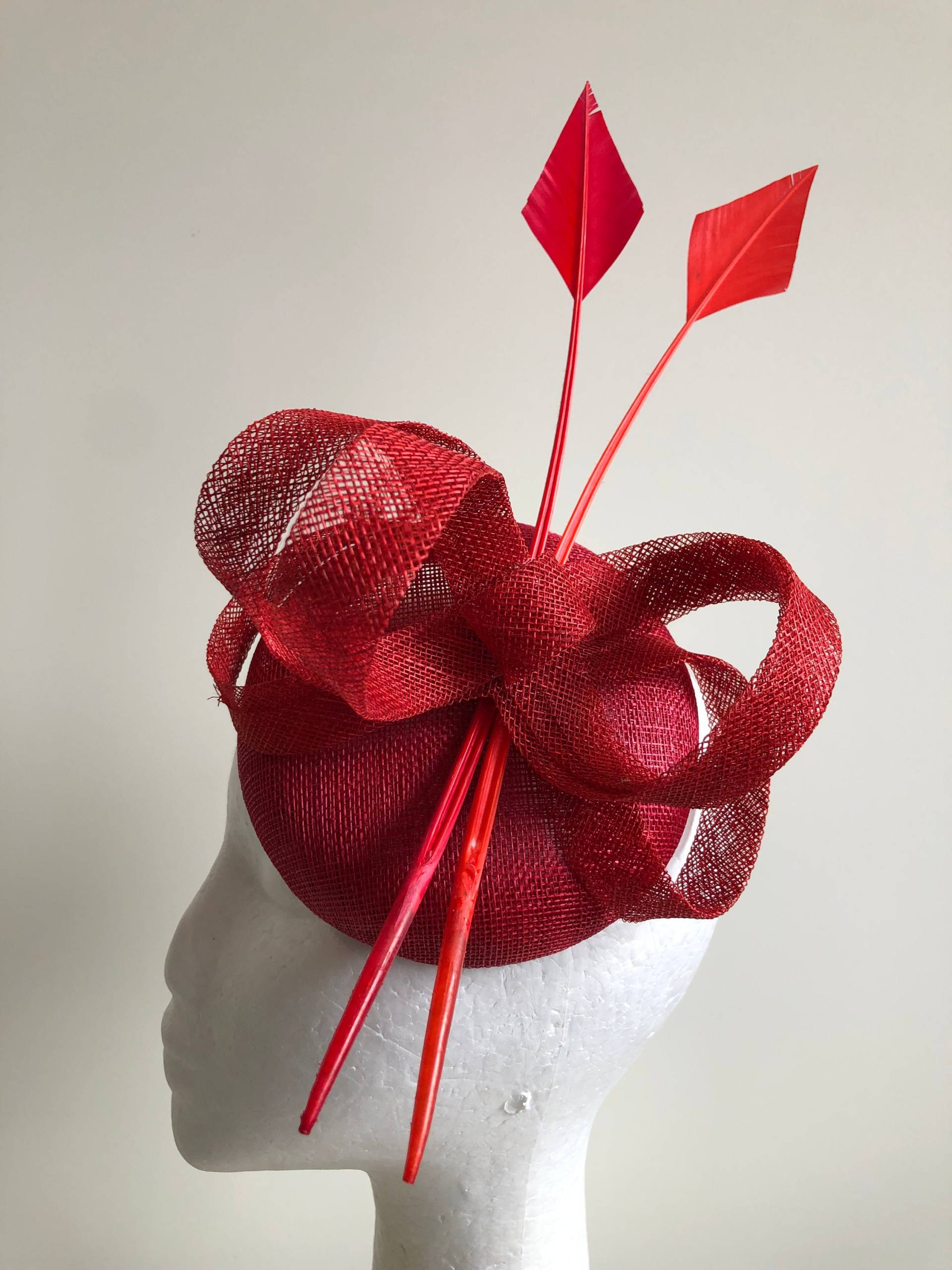 Neuer Roter Runder Sinamany Fascinator Mit Schleifen Und Federn Auf Bestellung von CanteringDesigns