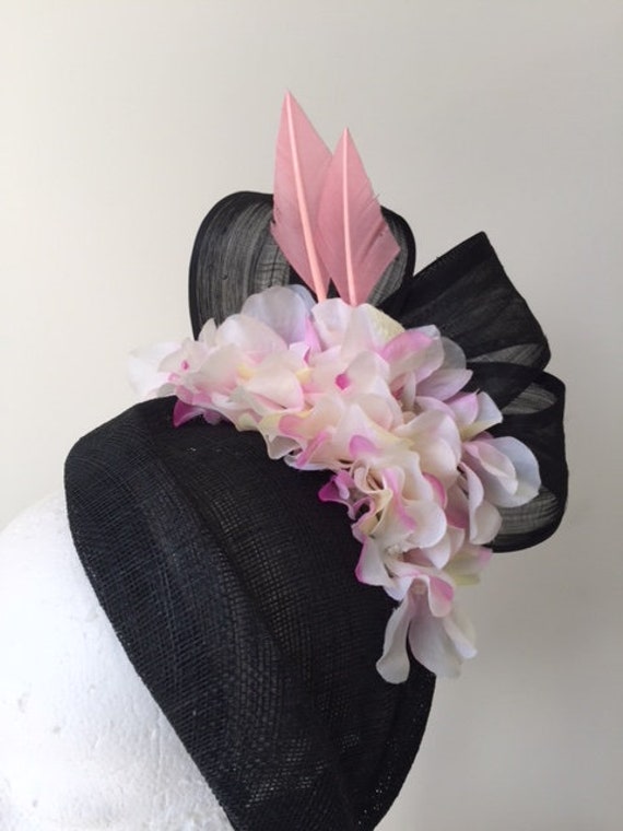 Neuer Schwarzer Fascinator Mit Seiden-Abaca-Schleifen, Pinken Pfeilfedern Und Hortensien Neuer Schwarzer Fascinator Mit Seiden-Abaca-Schleifen, Pinken Pfeilfedern Und Hortensien von CanteringDesigns