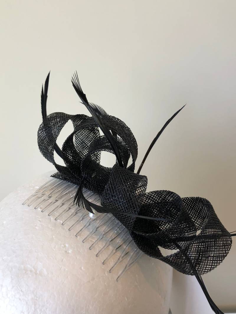 Neuer Schwarzer Sinamay Loop Fascinator Auf Klarem Kamm Mit Federn Neuer Schwarzer Sinamay Loop Fascinator Auf Klarem Kamm Mit Federn von CanteringDesigns