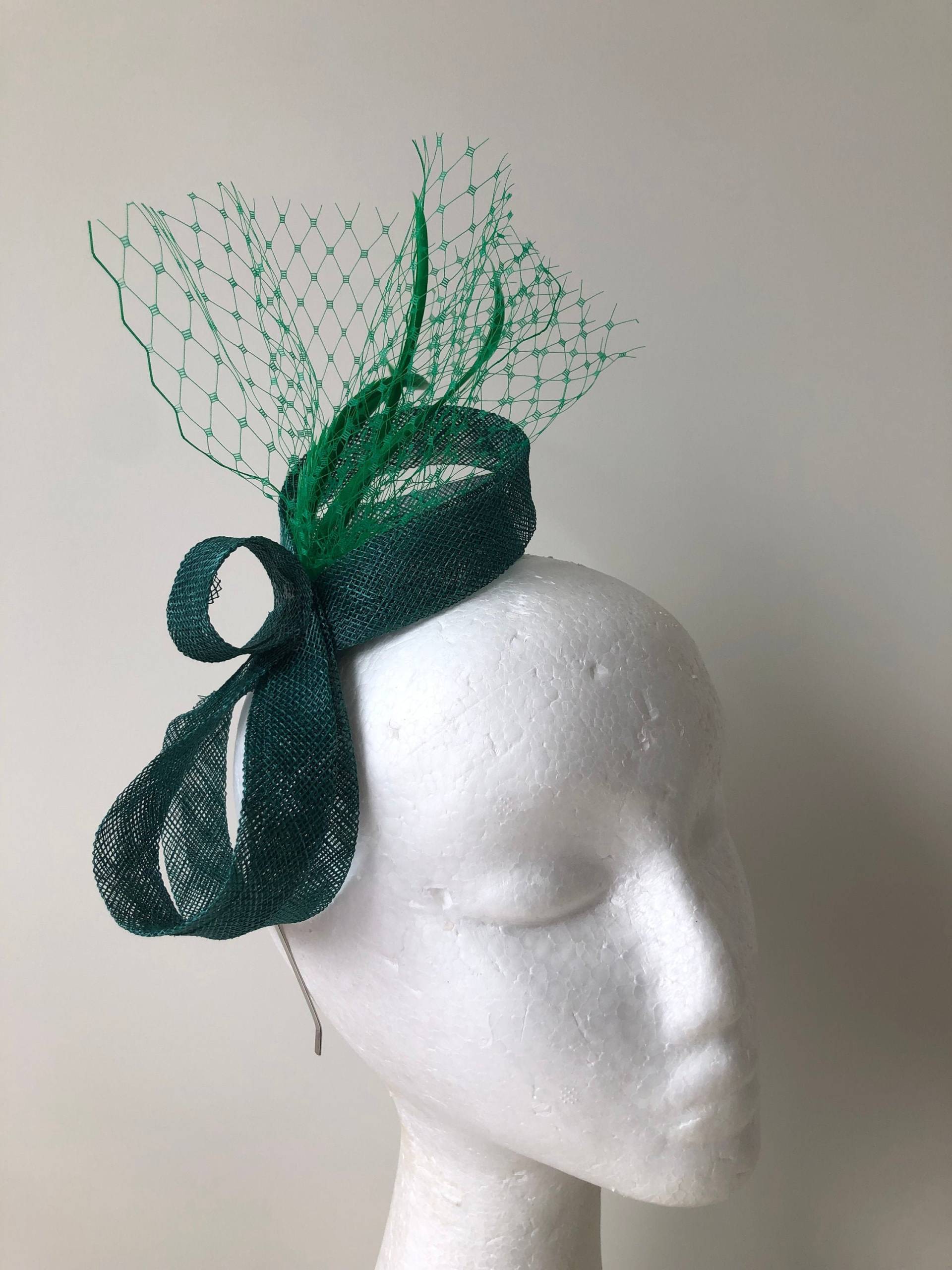 Neuer Smaragdgrüner Loop Fascinator Mit Netz Und Federn Auf Einem Silbernen Haarreif von CanteringDesigns