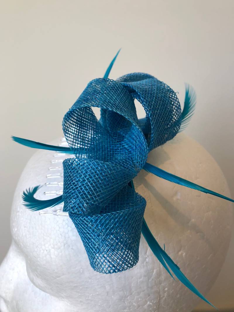 Neuer Türkiser Sinamay Loop Fascinator Auf Klarem Kamm Mit Federn Neuer Türkiser Sinamay Loop Fascinator Auf Klarem Kamm Mit Federn von CanteringDesigns