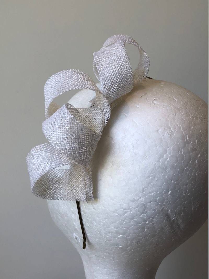 Neuer Weißer Sinamay Loop Fascinator Auf Einem Haarreif Neuer Weißer Sinamay Loop Fascinator Auf Einem Haarreif von CanteringDesigns
