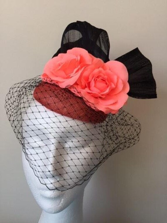 New Orange Fascinator Mit Schwarzen Schleifen, Atemberaubende Netting Und Korallen Blumen New Orange Fascinator Mit Schwarzen Schleifen, Atemberaubende Netting Und Korallen Blumen von CanteringDesigns