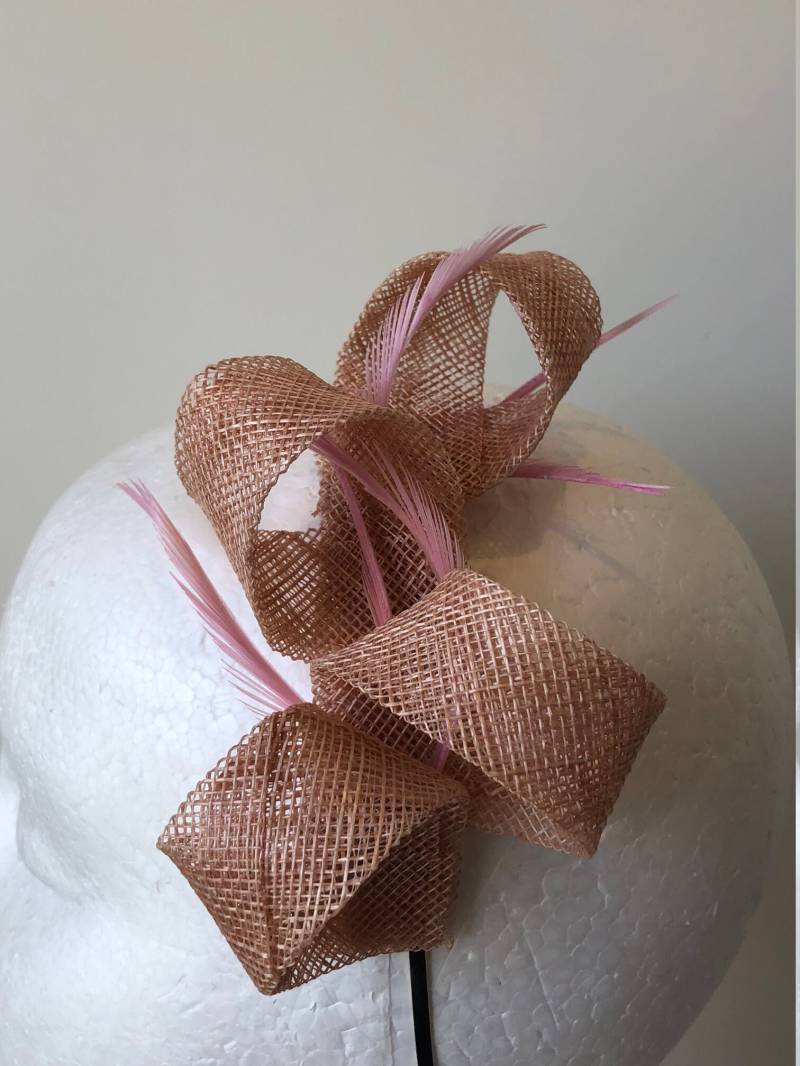 Pinker Fascinator Aus Sinamay Mit Federn Auf Einem Haarreif Pinker Fascinator Aus Sinamay Mit Federn Auf Einem Haarreif von CanteringDesigns