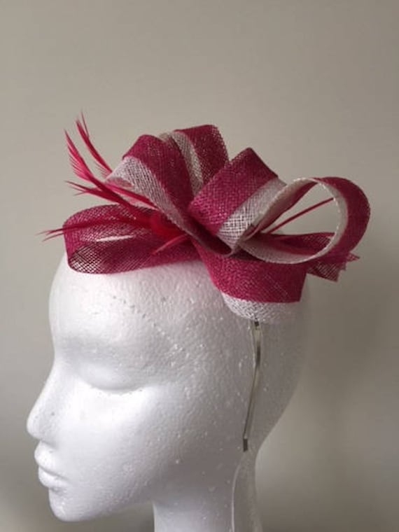 Rosa Und Weiß Sinamay Loop Fascinator Mit Biotfedern Auf Einem Metall-stirnband von CanteringDesigns