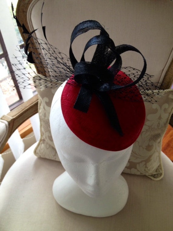 Roter Fascinator Schwarze Sinamay Schleifen & Federn, Handgefertigtes Headpiece von CanteringDesigns