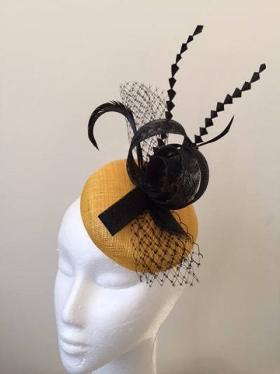 Schöne Gelbe Taste Basis Fascinator Mit Schwarzen Schleifen Und Blumen Schöne Gelbe Taste Basis Fascinator Mit Schwarzen Schleifen Und Blumen von CanteringDesigns