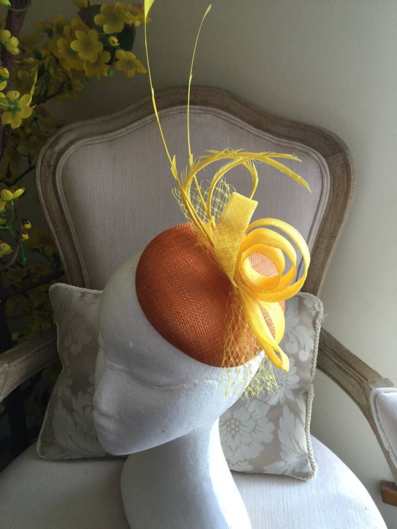 Schöne Orange Runden Fascinator Mit Gelben Schleifen, Federn Und Netz. Atemberaubend Schöne Orange Runden Fascinator Mit Gelben Schleifen, Federn Und Netz. Atemberaubend von CanteringDesigns