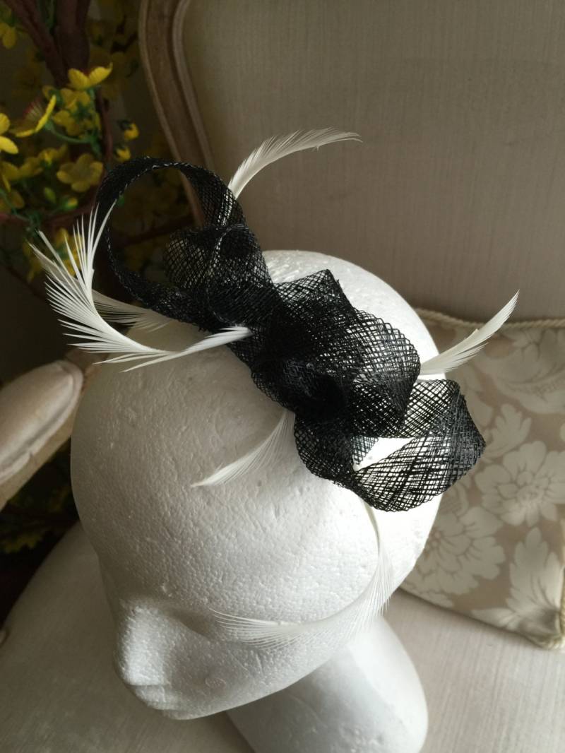 Schwarze Schleife Fascinator Mit Weißen Federn Auf Einem Klaren Kamm. Einfach Zu Tragen Schwarze Schleife Fascinator Mit Weißen Federn Auf Einem Klaren Kamm. Einfach Zu Tragen von CanteringDesigns