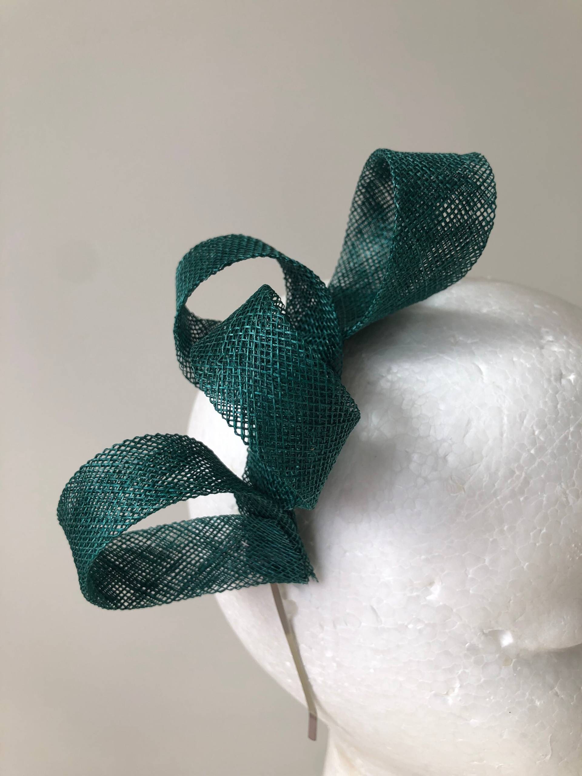 Smaragdgrüner Loop Fascinator Auf Einem Silbernen Haarreif Smaragdgrüner Loop Fascinator Auf Einem Silbernen Haarreif von CanteringDesigns