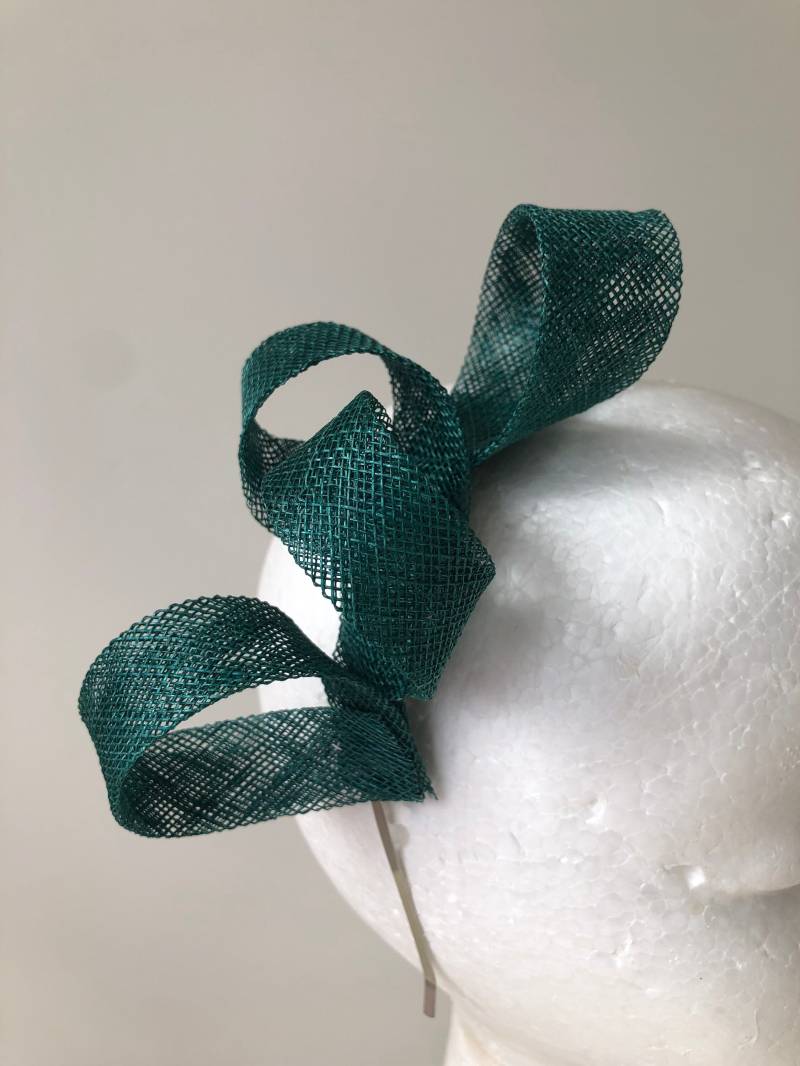Smaragdgrüner Loop Fascinator Auf Einem Silbernen Haarreif Smaragdgrüner Loop Fascinator Auf Einem Silbernen Haarreif von CanteringDesigns