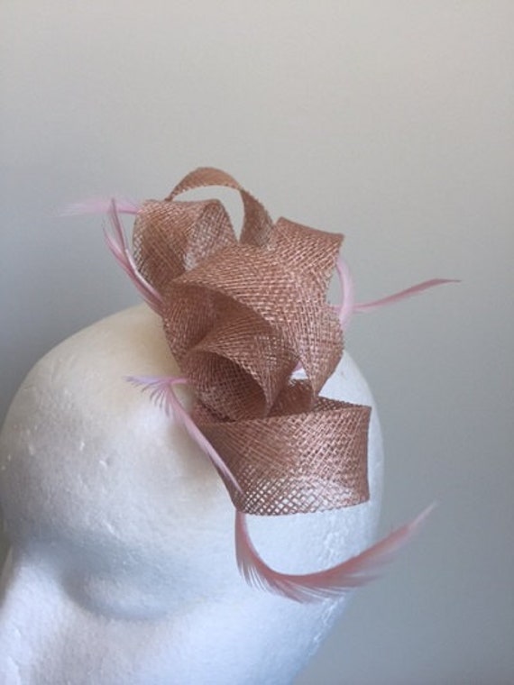 Süßer Rosa Fascinator Mit Federn Auf Einem Klaren Haarkamm. Traumhaft Auf Süßer Rosa Fascinator Mit Federn Auf Einem Klaren Haarkamm. Traumhaft Auf von CanteringDesigns