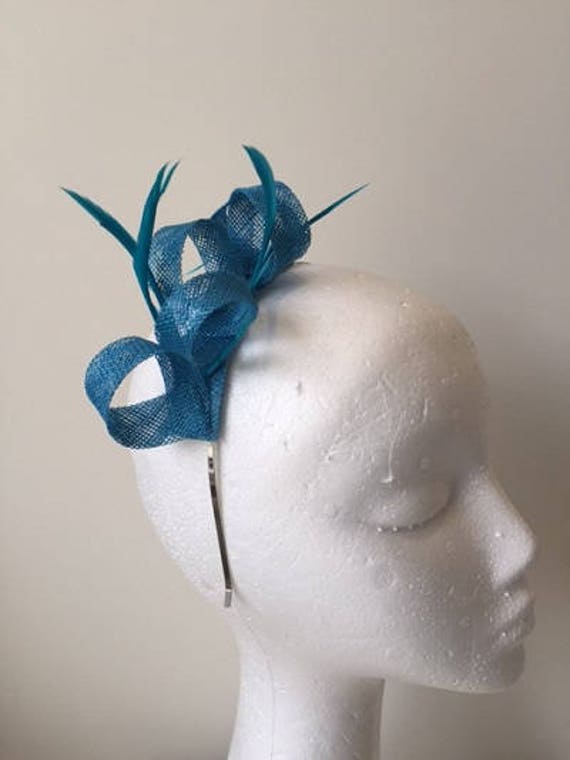 Türkis Schleife Fascinator Mit Biot Federn Auf Einem Metall-stirnband von CanteringDesigns