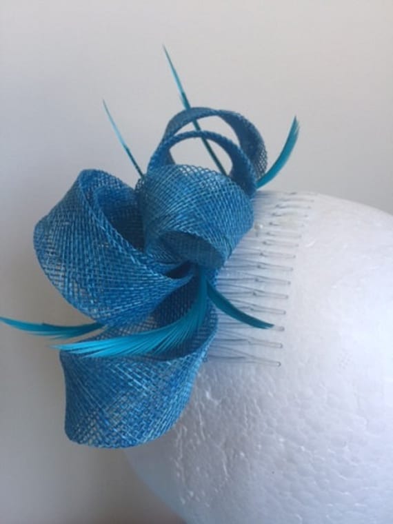 Türkiser Loop Fascinator Mit Federn Auf Klarem Kamm. Wunderschön Auf Türkiser Loop Fascinator Mit Federn Auf Klarem Kamm. Wunderschön Auf von CanteringDesigns