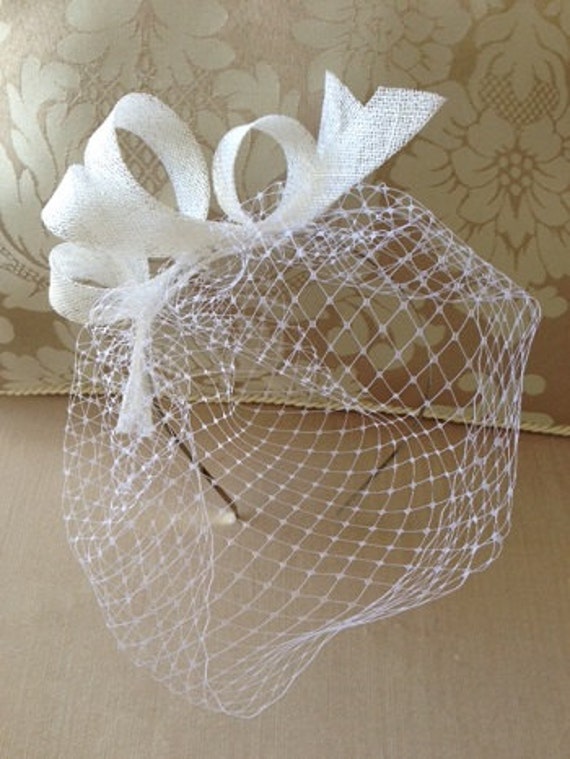Weiße Schleife Sinamay Fascinator Mit Netz Auf Einem Silbernen Stirnband. Wunderschön Auf Weiße Schleife Sinamay Fascinator Mit Netz Auf Einem Silbernen Stirnband. Wunderschön Auf von CanteringDesigns