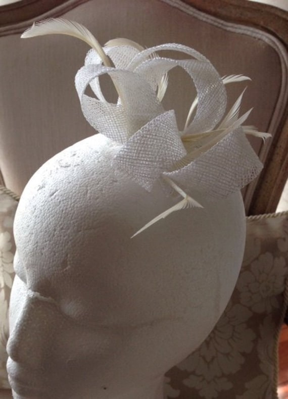 Weißer Loop Fascinator Mit Federn Auf Klarem Kamm Weißer Loop Fascinator Mit Federn Auf Klarem Kamm von CanteringDesigns