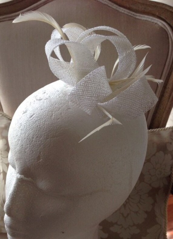 Weißer Loop Fascinator Mit Federn Auf Klarem Kamm Weißer Loop Fascinator Mit Federn Auf Klarem Kamm von CanteringDesigns