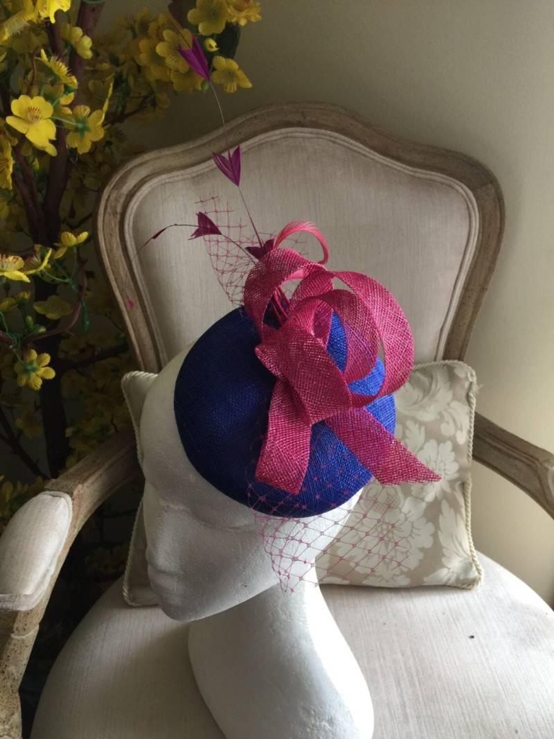 Wunderschöne Königsblau Runden Fascinator Mit Magenta Schleifen, Federn Und Netz. Atemberaubend Wunderschöne Königsblau Runden Fascinator Mit Magenta Schleifen, Federn Und Netz. Atemberaubend von CanteringDesigns