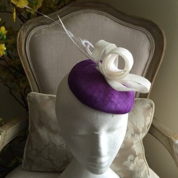 Wunderschöne Lila Fascinator Basis Mit Weißen Schleifen Und Federn. Wunderschön Auf Wunderschöne Lila Fascinator Basis Mit Weißen Schleifen Und Federn. Wunderschön Auf von CanteringDesigns