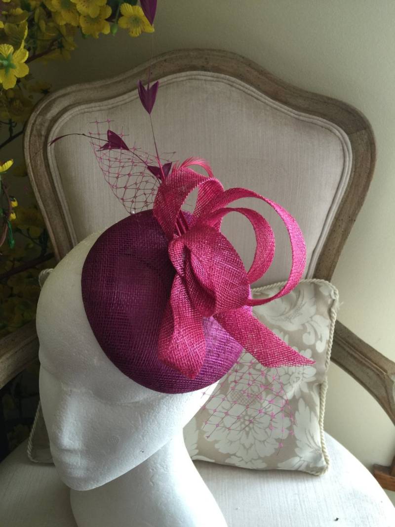 Wunderschöne Magenta Runden Fascinator Mit Schleifen, Federn Und Netz. Atemberaubend Wunderschöne Magenta Runden Fascinator Mit Schleifen, Federn Und Netz. Atemberaubend von CanteringDesigns