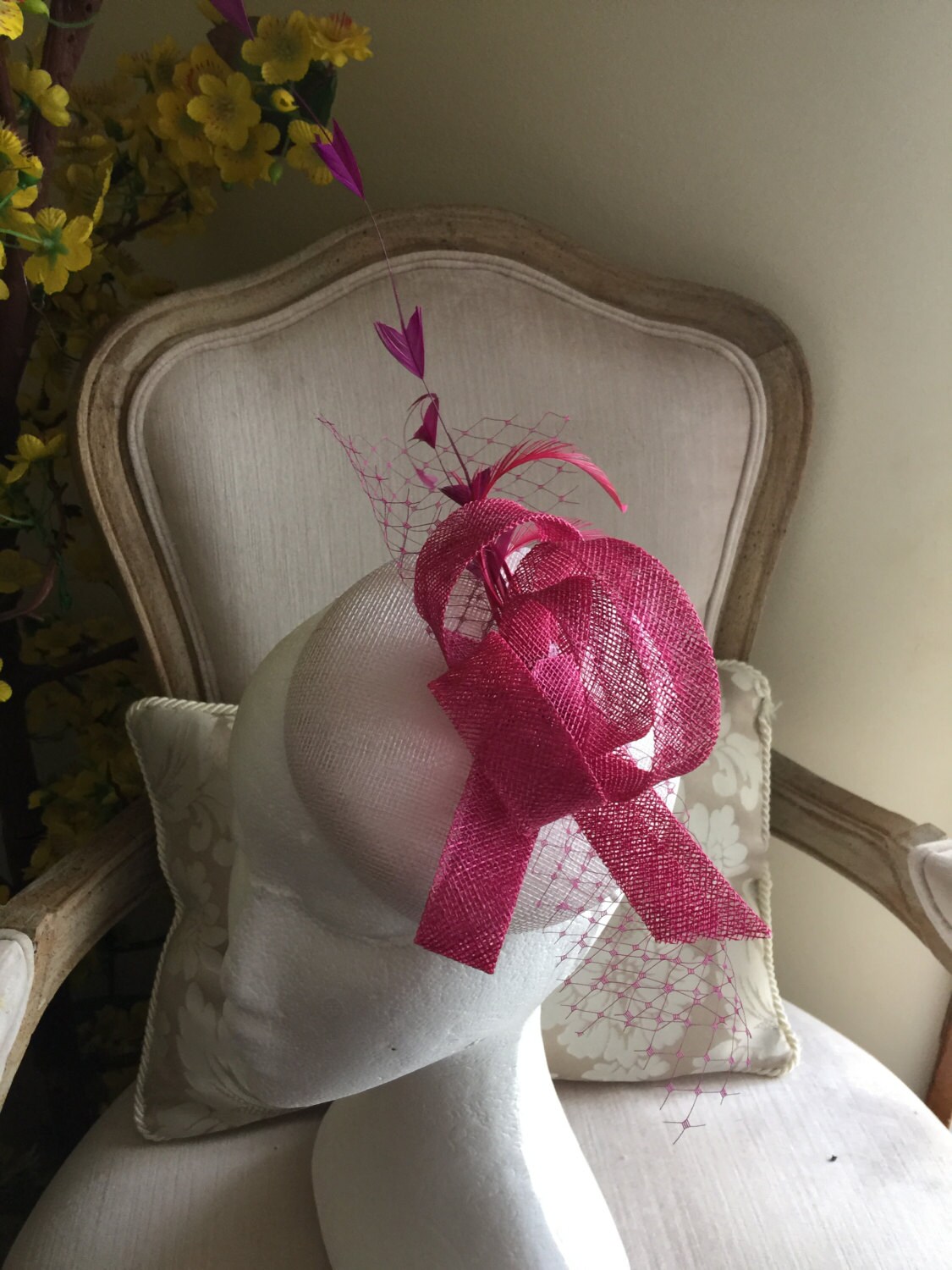 Wunderschöne Weiß Gefärbte Runde Fascinator Mit Magenta-Schleifen, Federn Und Netzen. Auf Bestellung Gefertigt Wunderschöne Weiß Gefärbte Runde Fascinator Mit Magenta-Schleifen, Federn Und Netzen. Auf Bestellung Gefertigt von CanteringDesigns
