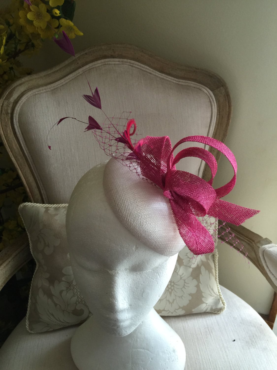 Wunderschöne Weiße Runde Fascinator Mit Magenta-Schleifen, Federn Und Netzen. Auf Bestellung Gefertigt Wunderschöne Weiße Runde Fascinator Mit Magenta-Schleifen, Federn Und Netzen. Auf Bestellung Gefertigt von CanteringDesigns