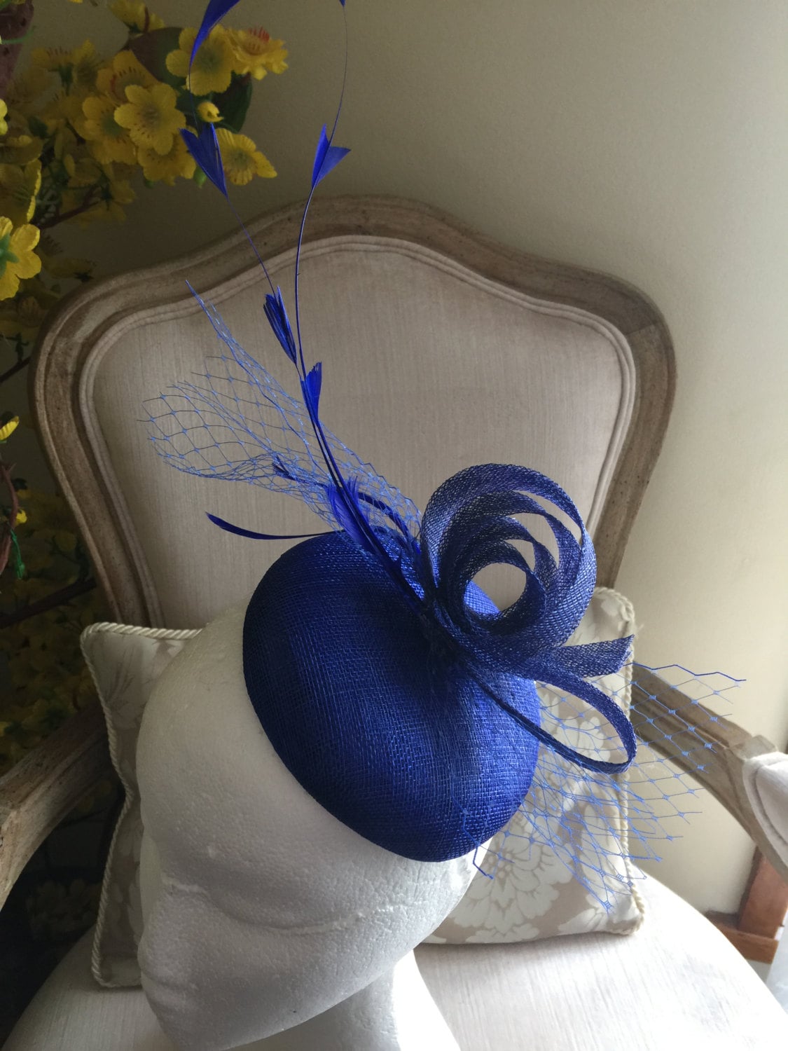 Wunderschöner Blauer Runder Fascinator Mit Blauen Schleifen, Federn Und Netting. Atemberaubend Auf Bestellung Wunderschöner Blauer Runder Fascinator Mit Blauen Schleifen, Federn Und Netting. Atemberaubend Auf Bestellung von CanteringDesigns