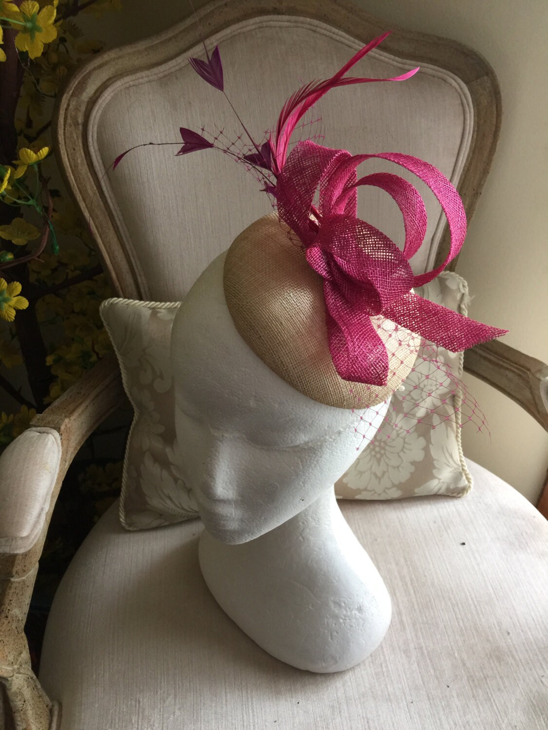 Wunderschöner Creme Runder Fascinator Mit Magentafarbenen Schleifen, Federn Und Netz. Atemberaubend Wunderschöner Creme Runder Fascinator Mit Magentafarbenen Schleifen, Federn Und Netz. Atemberaubend von CanteringDesigns