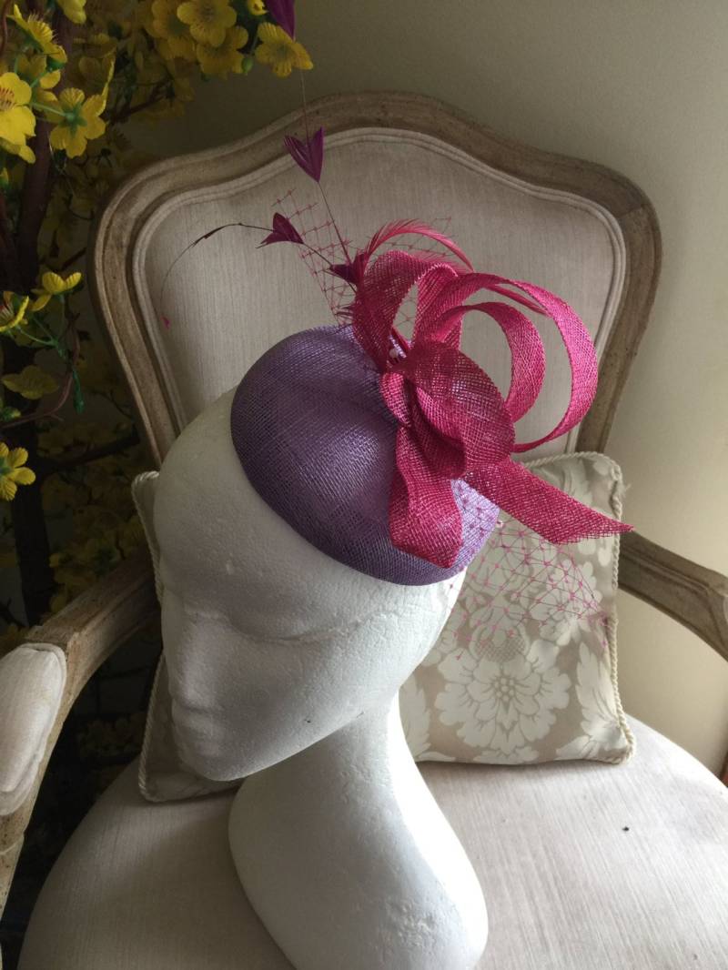 Wunderschöner Flieder/Lila Runder Fascinator Mit Magentaschlaufen, Federn Und Netting. Atemberaubend Auf Bestellung von CanteringDesigns