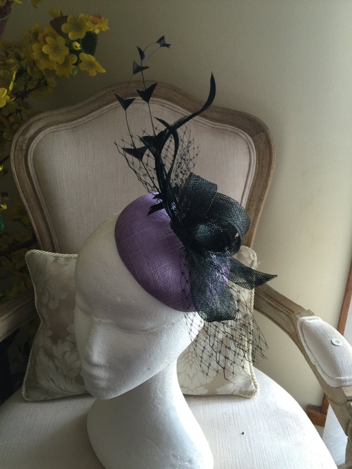 Wunderschöner Fliederfarbener Runder Fascinator Mit Schwarzen Schleifen, Federn Und Netting. Atemberaubend Auf Bestellung Wunderschöner Fliederfarbener Runder Fascinator Mit Schwarzen Schleifen, Federn Und Netting. Atemberaubend Auf Bestellung von CanteringDesigns