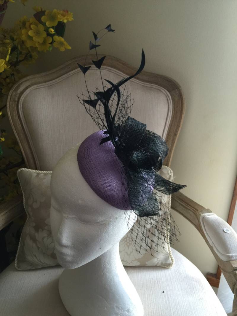 Wunderschöner Fliederfarbener Runder Fascinator Mit Schwarzen Schleifen, Federn Und Netting. Atemberaubend Auf Bestellung von CanteringDesigns