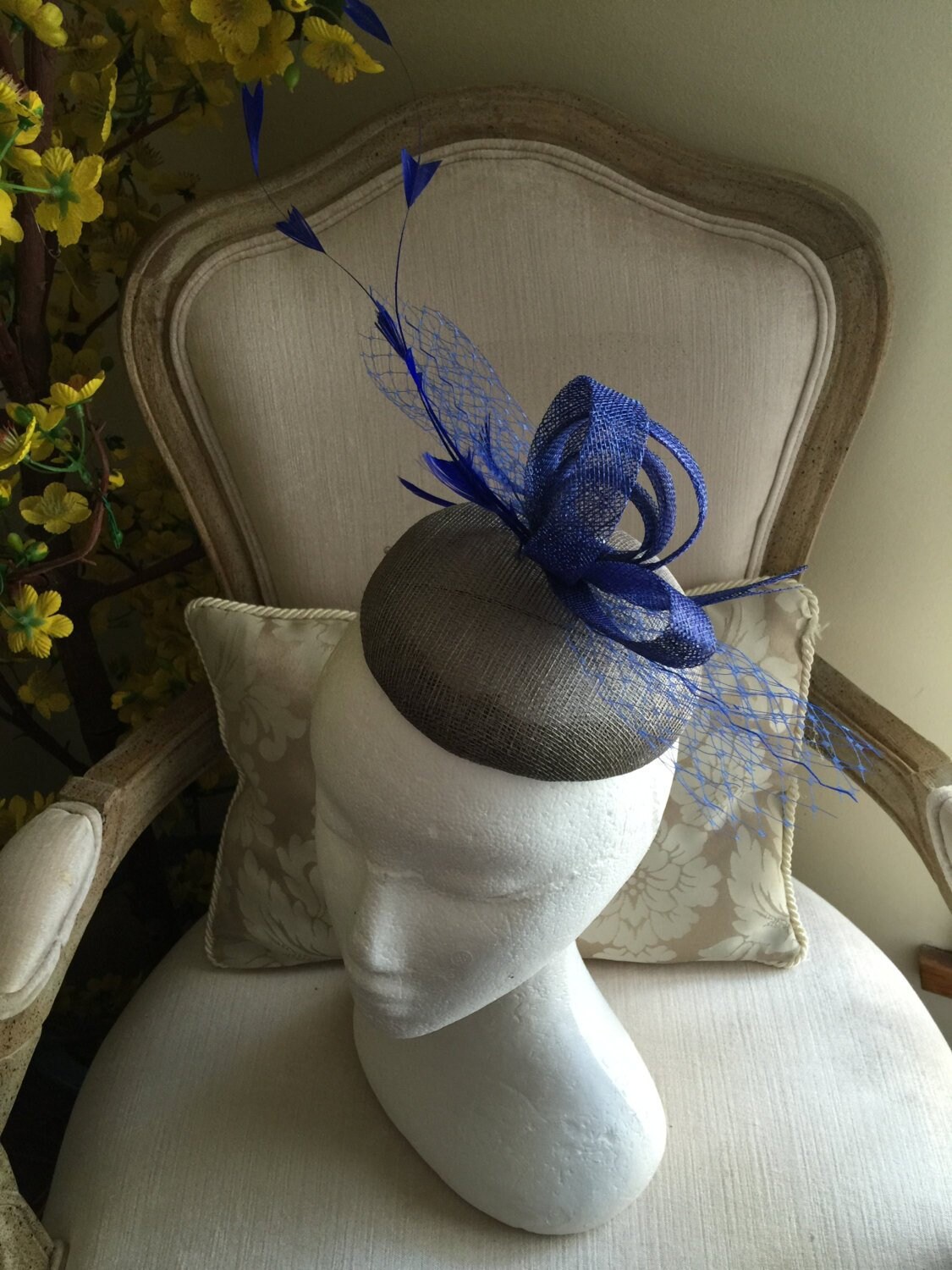 Wunderschöner Grauer Runder Fascinator Mit Blauen Schleifen, Federn Und Netting. Umwerfend Auf Auf Bestellung Wunderschöner Grauer Runder Fascinator Mit Blauen Schleifen, Federn Und Netting. Umwerfend Auf Auf Bestellung von CanteringDesigns