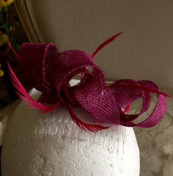 Wunderschöner Magentafarbener Loop Fascinator Mit Federn Auf Einem Klaren Kamm von CanteringDesigns