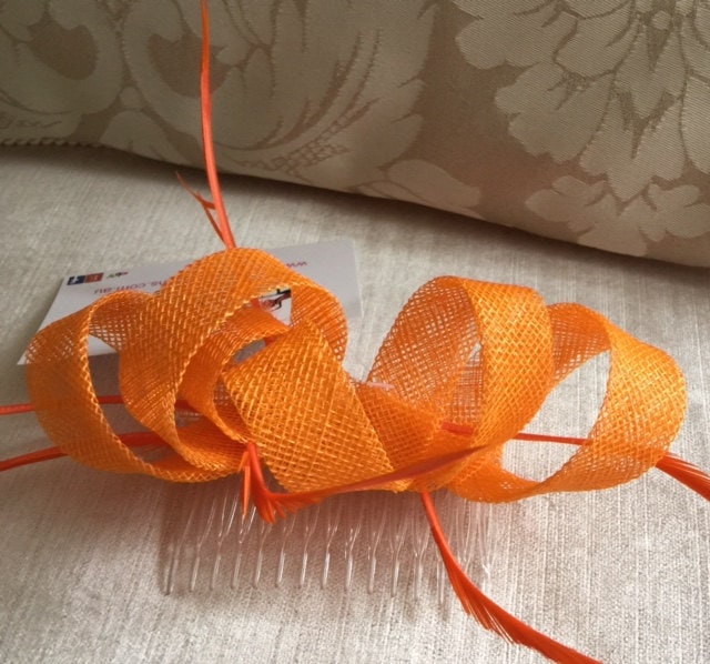 Wunderschöner Oranger Loop Fascinator Mit Biot Federn Auf Einem Klaren Kamm Wunderschöner Oranger Loop Fascinator Mit Biot Federn Auf Einem Klaren Kamm von CanteringDesigns