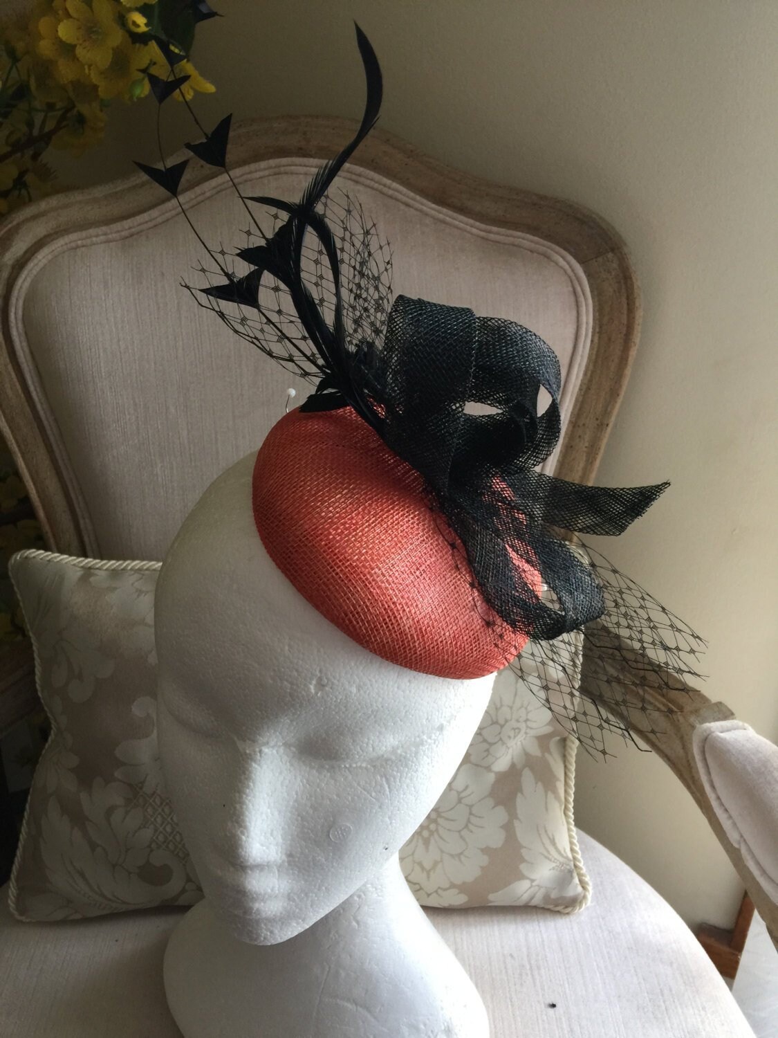 Wunderschöner Oranger Runder Fascinator Mit Schwarzen Schleifen, Federn Und Netting. Umwerfend Auf Auf Bestellung Wunderschöner Oranger Runder Fascinator Mit Schwarzen Schleifen, Federn Und Netting. Umwerfend Auf Auf Bestellung von CanteringDesigns