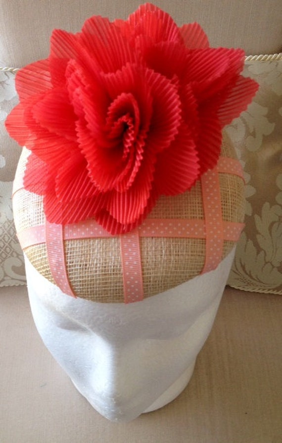 Wunderschöner Pfirsich Blumen Fascinator Wunderschöner Pfirsich Blumen Fascinator von CanteringDesigns